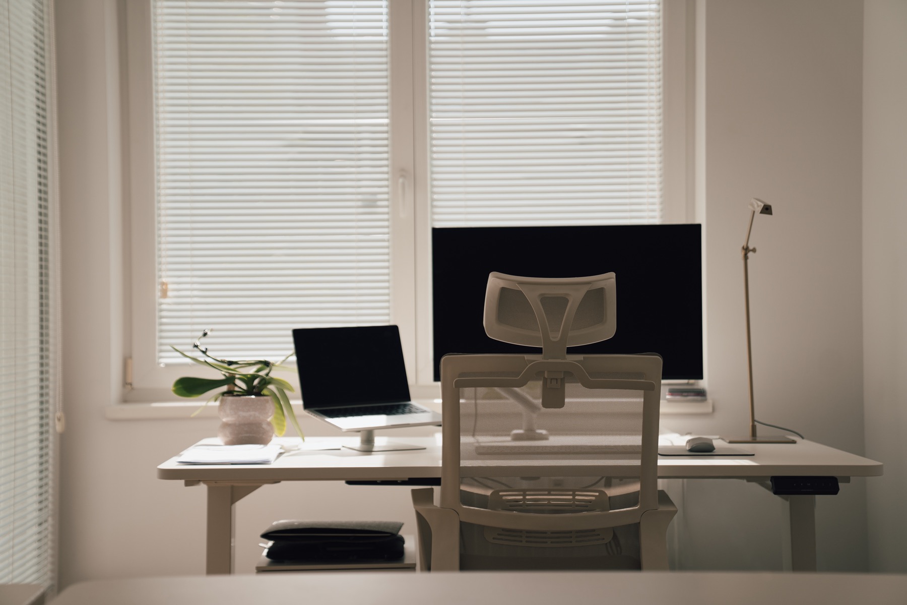 Fix Desk mit ergonomischem Bürosessel am Fenster